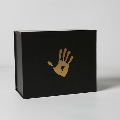 Zwarte magnetische vouwdoos Parfum cadeaubon met sponsvoering en mat folie stempel logo