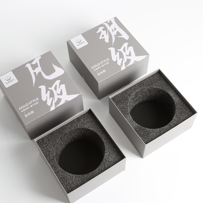 Op maat gedrukt High End Grijzige kartonnen juwelen dozen met gouden folie en spons bekleding